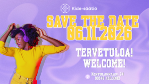 Kuvassa teksti: Save the date 6.11.2026, tervetuloa ja welcome. Alhaalla osoite: Kontulankaari 24 00940 Helsinki. Kuvassa kuvituksena on keltaiseen paitaan pukeutunut tummaihoinen nainen, joka tanssii iloisesti.